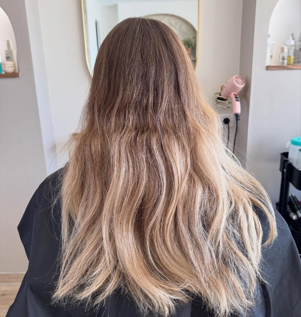Cheveux longs avec blond fondu et mouvement naturel.