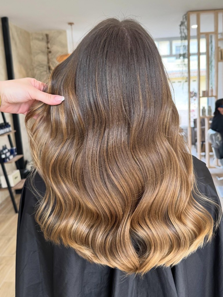 Cheveux aux reflets miel avec mouvement souple.
